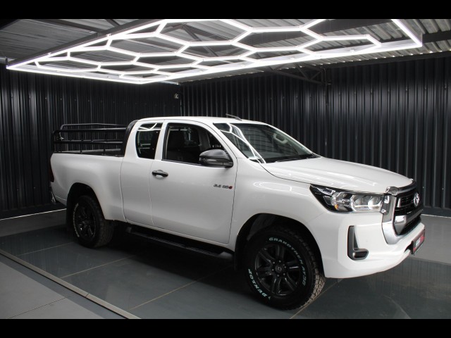 BUY TOYOTA HILUX 2022 2.4GD-6 RB RAIDER A/T P/U XTRA CAB 1-OWNER 97947KM FSH, Struben Street Motors