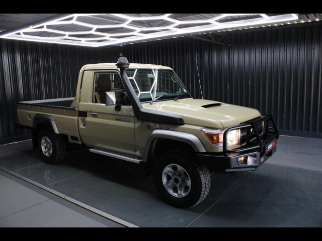 BUY TOYOTA LAND CRUISER 2017 79 4.5D-4D LX V8 P/U S/C 1-OWNER 92124KM FSH AGENTS, Struben Street Motors