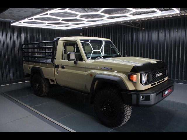 BUY TOYOTA LAND CRUISER 2024 79 2.8 GD-6 P/U S/C A/T 1-OWNER ONLY 10995KM FSH, Struben Street Motors