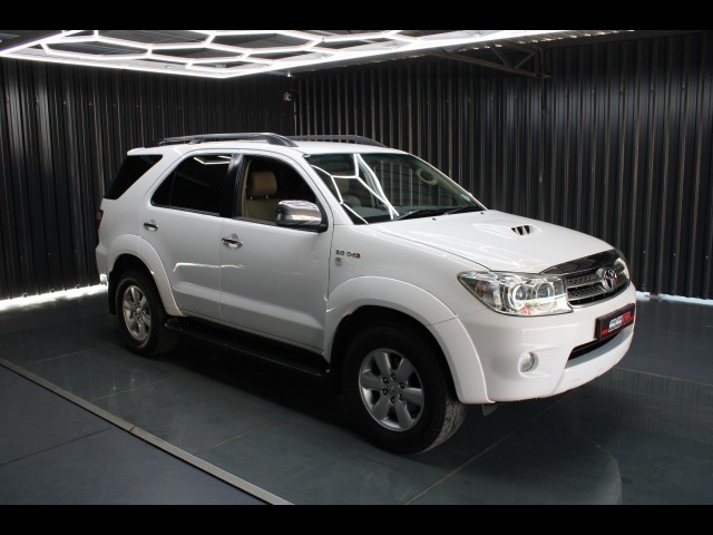 BUY TOYOTA FORTUNER 2010 3.0D-4D R/B A/T, Struben Street Motors